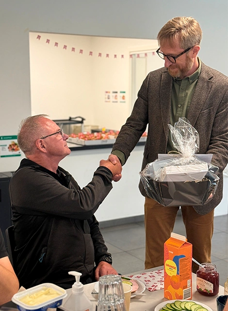 KSNs administrerende direktør Bjarne Fjeldsted overrækker en gavekurv til Finn Dalby og lykønsker ham med hans 35-års jubilæum hos KSN.
