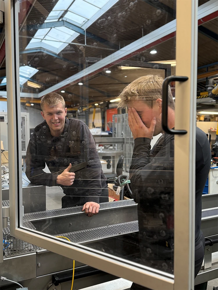 KSN medarbejdere automatiktekniker Rune Kallehauge og rustfast klejnsmed Oliver Kirial Olsen.