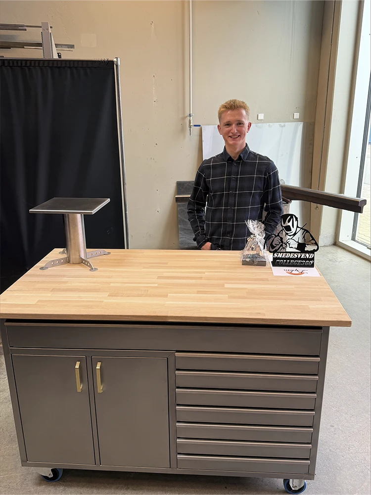 KSN medarbejder rustfast klejnsmed Daniel Thomsen til sin svendeprøve med sit svendeprojekt, som er et værkstedsbord i rustfrit stål.