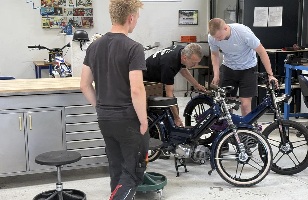 Rustfast klejnsmed Daniel Thomsen, automatiktekniker Rune Kallehauge og ansvarlig for scooterværkstedet i Bjerringbro Ole Kristensen.